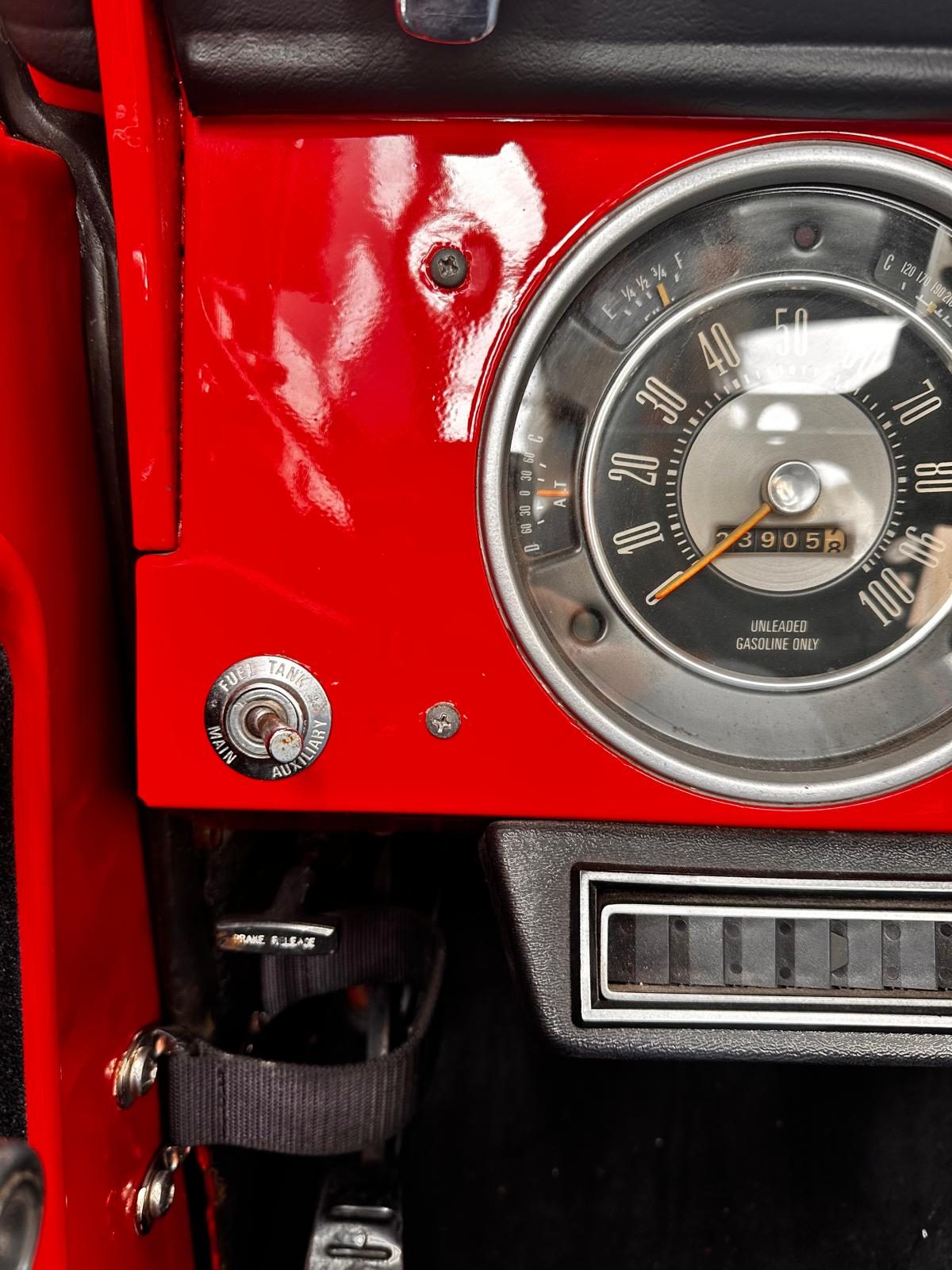 Speedometer and gauge cluster