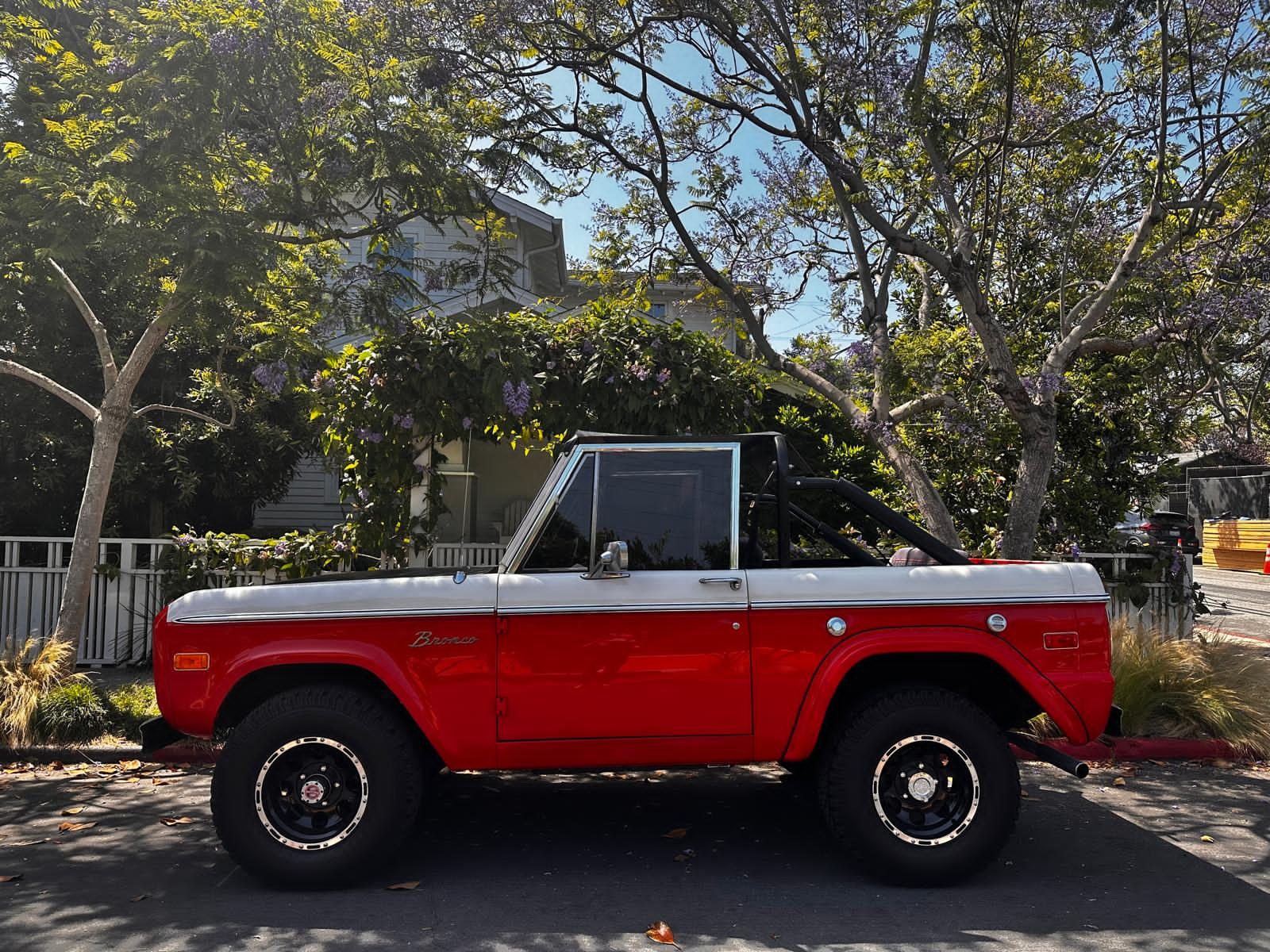 Bronco full side profile, red and white two-tone